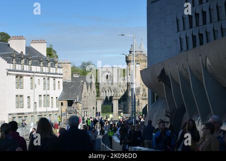 Edinburgh Scotland, UK 10 September 2022. The Royal Mile the day before the arrival of the late Her Majesty Queen Elizabeth II. credit sst/alamy live news Stock Photo