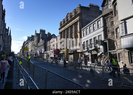 Edinburgh Scotland, UK 10 September 2022. The Royal Mile the day before the arrival of the late Her Majesty Queen Elizabeth II. credit sst/alamy live news Stock Photo