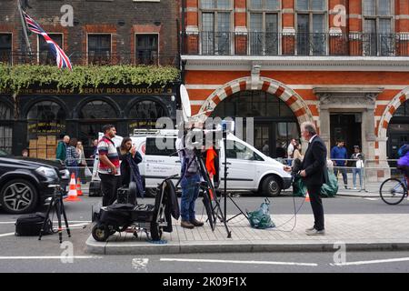 The press descend on St James Palace following the death of the Queen and confirmation of King Charles III - 10th September 2022 Stock Photo