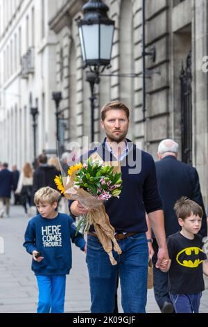 London UK 10th September 2022 - Children pay their respects and continue to bring flowers to Green Park in London in tribute to Queen Elizabeth II after her death was announced last on Thursday . The flowers have been moved from outside Buckingham Palace on the day King Charles III was also proclaimed as monarch. Photo Horst A. Friedrichs Alamy Live News Stock Photo