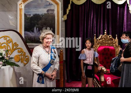 Wuhan, China. 10th Sep, 2022. Tourists stand beside a wax figure of Britain's Queen Elizabeth II at Madame Tussauds. Queen Elizabeth II, the longest-serving monarch in British history and an icon instantly recognisable to billions of people around the world, died at her Scottish Highland retreat on September 8 at the age of 96. (Photo by Ren Yong/SOPA Images/Sipa USA) Credit: Sipa USA/Alamy Live News Stock Photo