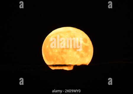 Rowley Hills, Dudley - September 10th 2022 - The Harvest Super Moon rises between the clouds above Birmingham. Credit: Scott CM/Ģ����ý Live News Stock Photo