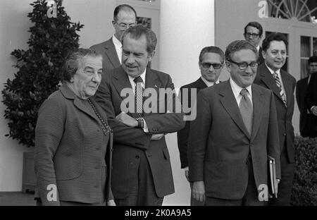 Israeli Prime Minister Golda Meir standing with US president Richard Nixon and Henry Kissinger, outside the White House, 1973 Nov. 1 Stock Photo