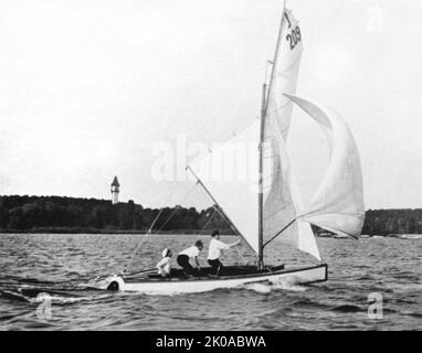 Full speed ahead (22 square-metre boat, Wannsee). Photograph by E. Hohmann, Berlin Stock Photo