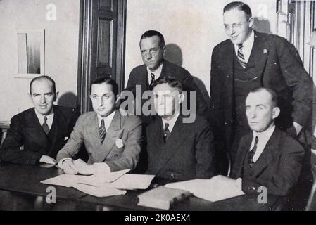 Attorney general Wilentz of New Jersey during the Lindbergh kidnapping trial. Left to right, front : Anthony M. Hauck, Mr. Wilentz, George K. Large, Joseph Lanigan; back row, left to right: Richard Stockton, Harry A. Wals. David Theodore Wilentz (December 21, 1894 - July 6, 1988) was the Attorney General of New Jersey from 1934 to 1944. In 1935 he successfully prosecuted Bruno Hauptmann in the Lindbergh kidnapping trial Stock Photo