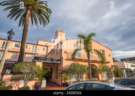 View from along Prospect Street in downtown La Jolla, California, USA. The iconic landmark the La Valencia Hotel on the left. Stock Photo