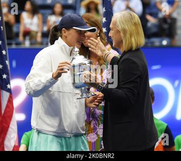 New York, USA. 10th Sep, 2022. New York Flushing Meadows US Open Day 13 10/09/2022 Iga Swiatek (POL) celebrates with trophy and Martina Navratilova after she wins ladies singles final Credit: Roger Parker/Alamy Live News Stock Photo