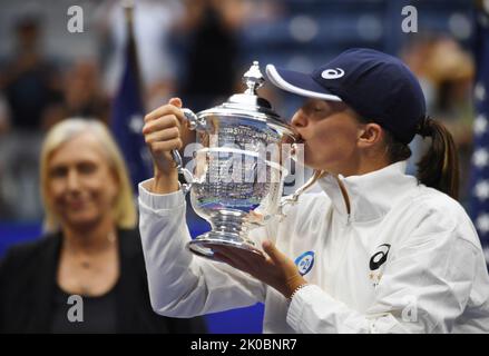 New York, USA. 10th Sep, 2022. New York Flushing Meadows US Open Day 13 10/09/2022 Iga Swiatek (POL) celebrates with trophy after she wins ladies singles final watched by Martina Navratilova Credit: Roger Parker/Alamy Live News Stock Photo