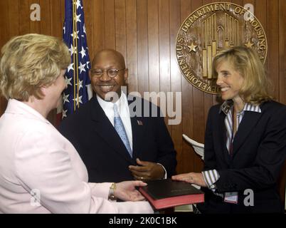 Swearing-in ceremony for Carin Barth. Swearing-in ceremony for Carin Barth Subject, Swearing-in ceremony for HUD's Chief Financial Officer, Carin Barth, with Secretary Alphonso Jackson presiding. Stock Photo