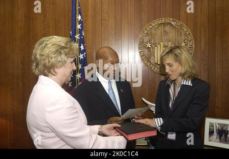 Swearing-in ceremony for Carin Barth. Swearing-in ceremony for Carin Barth Subject, Swearing-in ceremony for HUD's Chief Financial Officer, Carin Barth, with Secretary Alphonso Jackson presiding. Stock Photo