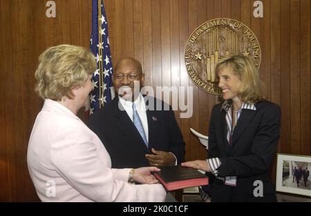 Swearing-in ceremony for Carin Barth. Swearing-in ceremony for Carin Barth Subject, Swearing-in ceremony for HUD's Chief Financial Officer, Carin Barth, with Secretary Alphonso Jackson presiding. Stock Photo