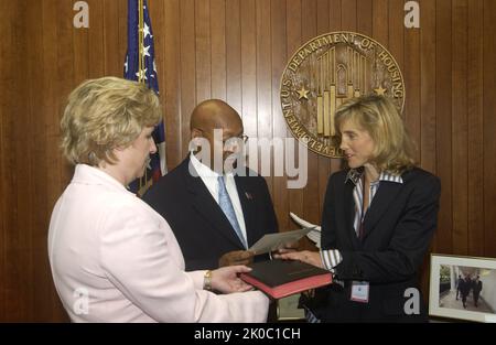 Swearing-in ceremony for Carin Barth. Swearing-in ceremony for Carin Barth Subject, Swearing-in ceremony for HUD's Chief Financial Officer, Carin Barth, with Secretary Alphonso Jackson presiding. Stock Photo