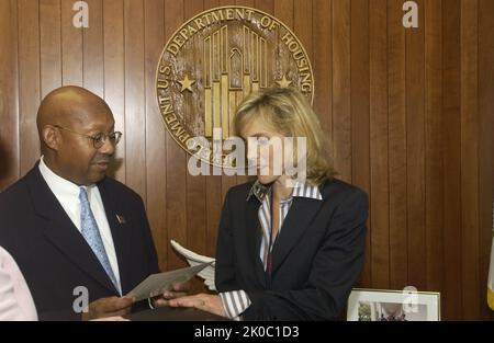 Swearing-in ceremony for Carin Barth. Swearing-in ceremony for Carin Barth Subject, Swearing-in ceremony for HUD's Chief Financial Officer, Carin Barth, with Secretary Alphonso Jackson presiding. Stock Photo