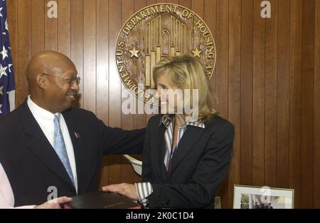 Swearing-in ceremony for Carin Barth. Swearing-in ceremony for Carin Barth Subject, Swearing-in ceremony for HUD's Chief Financial Officer, Carin Barth, with Secretary Alphonso Jackson presiding. Stock Photo