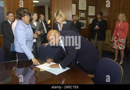 Swearing-in ceremony for Carin Barth. Swearing-in ceremony for Carin Barth Subject, Swearing-in ceremony for HUD's Chief Financial Officer, Carin Barth, with Secretary Alphonso Jackson presiding. Stock Photo