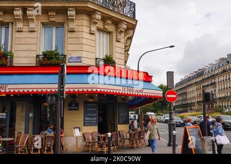 Cafe chairs outside Brasserie Le Paris Rome, restaurant in the Batignolles area of the 17th Arrondissement, at Rome stop, Metro Line 2, Paris, France. Stock Photo