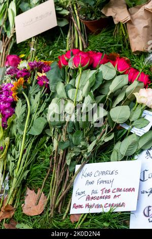 Flowers laid by the Chelsea Pensioners in Green Park following the death of Queen Elizabeth II. Stock Photo