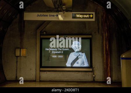 London, UK. 10th Sep, 2022. Advertisement board at London Underground Station displayed the portrait of Queen Elizabeth II to pay tributes to Queen for her services to the country and her realm. Credit: SOPA Images Limited/Alamy Live News Stock Photo