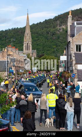 Ballater, Scotland, UK. 11th September 2022. Coffin cortege of Queen Elizabeth II [passes through Ballater en route to Edinburgh. Ballater on Royal Deeside is a village nearest to Balmoral Castle and is on the route of the cortege carrying the coffin of Queen Elizabeth II to Edinburgh today. Iain Masterton/Alamy Live News Stock Photo