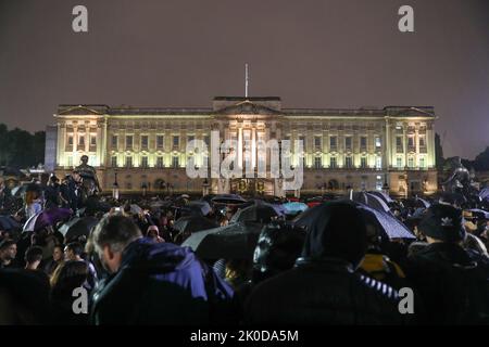 LONDON, 8TH SEPTEMBER 2022, Thousands gather outside Buckingham Palace following the annoucement of the death of Queen Elizabeth II. Stock Photo