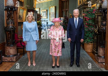 President Joe Biden and First Lady Jill Biden pose for an official photo with Queen Elizabeth II in the Grand Corridor of Windsor Castle Stock Photo