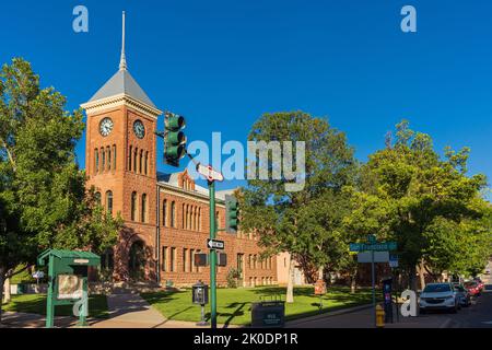 FLAGSTAFF , AZ, USA - SEPTEMBER 1 2022: Red sandstone Coconino County Flagstaff Justice Court building, with clock tower, on N San Francisco Street in Stock Photo