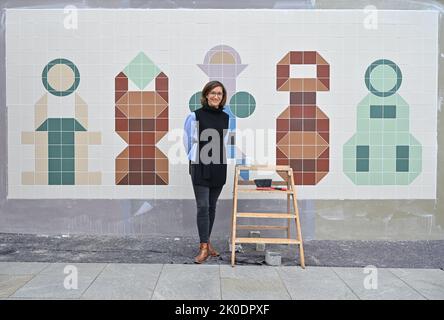 PRODUCTION - 08 September 2022, Brandenburg, Potsdam: Paola Malavassi, Founding Director 'The Minsk Kunsthaus in Potsdam' stands in front of the work 'Cagy Being (Käfigwesen) 3' by artist Ruth Wolf-Rehfeldt for the press preview. The Minsk Kunsthaus in Potsdam is the latest project of the Hasso Plattner Foundation. On September 24, the house is scheduled to open with two exhibitions of Wolfgang Mattheuer's 'Der Nachbar, der will fliegen' and Stan Douglas' 'Potsdamer Schrebergärten.' The former terrace restaurant 'Minsk,' built in the 1970s in the modernist style of the GDR, will thus become a Stock Photo