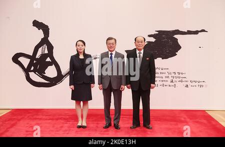 2018 inter-Korean summit. Left to right: Kim Yo-jong, sister of Kim Jong-un (leader of North Korea), Moon Jae-in (President of South Korea), and Kim Yong-nam, the President of North Korea's Supreme People's Assembly at the Blue House (April 27 2018). Credit: World History Archive, courtesy of Kim Jinseok (Official photographer of Republic of Korea), Blue House (Republic of Korea). Stock Photo