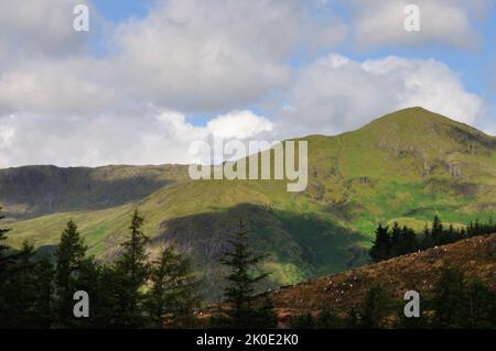 Auf dem Rundweg bei den Inchree Falls in der Nähe von Onich hat man wunderschöne Ausblicke auf die schottischen Highlands bei Fort William. - The circ Stock Photo