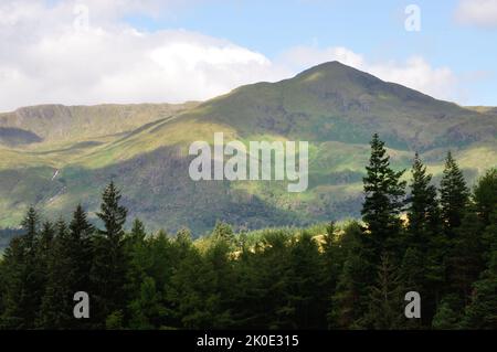 Auf dem Rundweg bei den Inchree Falls in der Nähe von Onich hat man wunderschöne Ausblicke auf die schottischen Highlands bei Fort William. - The circ Stock Photo