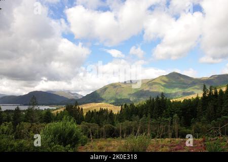 Auf dem Rundweg bei den Inchree Falls in der Nähe von Onich hat man wunderschöne Ausblicke auf die schottischen Highlands bei Fort William. - The circ Stock Photo