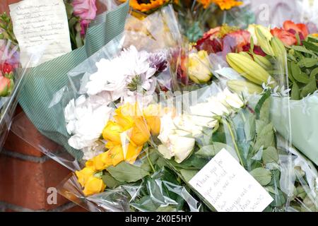 Cardiff, Wales, UK. 11th Sep, 2022. Floral tributes left outside The Pierhead Building, Cardiff Bay, Wales, 11th September 2022.Credit Penallta Photographics/Alamy Live Credit: Penallta Photographics/Alamy Live News Stock Photo