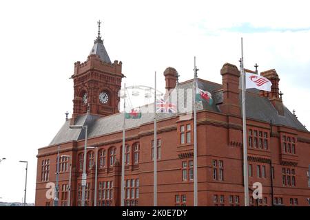 Cardiff Bay, Wales, September 11th 2022.  Flags are lowered back to half mast after the proclamation ceremony, Credit Penallta Photographics/Alamy Live Credit: Penallta Photographics/Alamy Live News Stock Photo