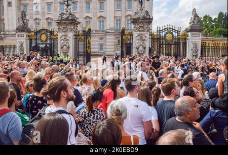 London, UK. 11th Sep, 2022. Crowds wait for King Charles III to arrive at Buckingham Palace. Credit: Vuk Valcic/Alamy Live News