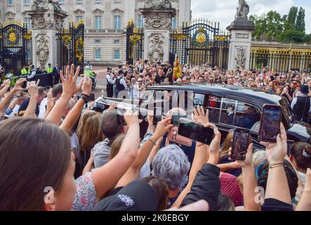 London, UK. 11th Sep, 2022. Crowds greet King Charles III as he arrives at Buckingham Palace. Credit: Vuk Valcic/Alamy Live News Stock Photo