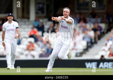 England's Stuart Broad celebrates after dismissing  South Africa's Ryan Rickelton during the LV= Insurance Test match England vs South Africa at The Kia Oval, London, United Kingdom, 11th September 2022  (Photo by Ben Whitley/News Images) Stock Photo