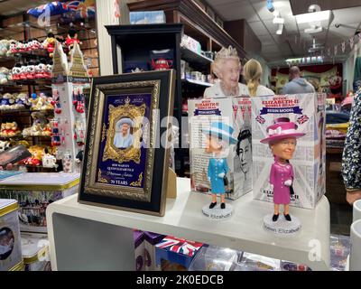 Royal merchandise in the Cool Britannia souvenir shop near Buckingham Palace. Picture date: Sunday September 11, 2022. Stock Photo