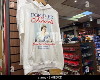 Royal merchandise in the Cool Britannia souvenir shop near Buckingham Palace. Picture date: Sunday September 11, 2022. Stock Photo