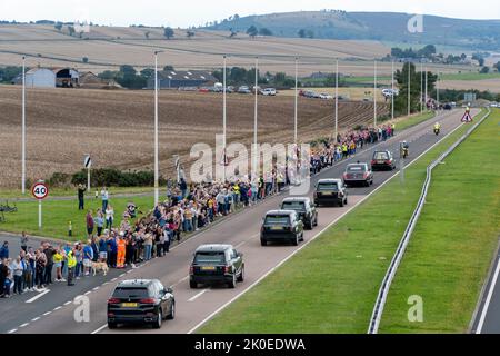 Forfar, Scotland, UK. 11th September, 2022. Queen Elizabeth II travels along the A90, Forfar, on route to Edinburgh, as large crowds gather to show their respect - 11th of September 2022, Angus, Forfar, Scotland, United Kingdom - Credit: Barry Nixon/ Alamy LIve News Stock Photo