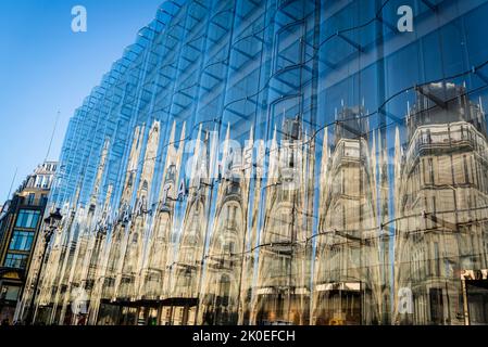 Reflections in the new rippling glass facade on the La Samaritaine building, a department store built in Art Nouveau style, located in the first arron Stock Photo