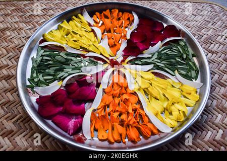 Pooja Thali Décor Ideas with Flowers And Leaves | Threads - WeRIndia