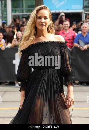 Toronto, Canada. 10th Sep, 2022. Jennifer Lawrence arriving to the 'Causeway' premiere during the 2022 Toronto International Film Festival held at the Royal Alexandra Theatre on September 10, 2022 in Toronto, Canada © JPA/AFF-USA.COM Credit: AFF/Alamy Live News Stock Photo