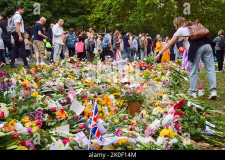 London, England, UK. 11th Sep, 2022. Floral tributes for the Queen in Green Park. Many of the flowers were moved from outside Buckingham Palace while thousands of people also brought new floral tributes. The Queen died on September 8th, aged 96. (Credit Image: © Vuk Valcic/ZUMA Press Wire) Credit: ZUMA Press, Inc./Alamy Live News Stock Photo