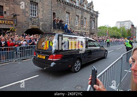 Edinburgh, Scotland, UK. 11th Sep, 2022. Crowds gather to watch the hearse carrying the coffin of Queen Elizabeth II, draped with the Royal Standard of Scotland, passing down the Royal Mile. Edinburgh Scotland. Credit: Arch White/alamy live news Credit: Arch White/Alamy Live News Stock Photo