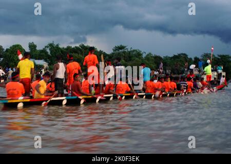 Sylhet, Sylhet, Bangladesh. 11th Sep, 2022. Bodrul Alam Boat race contest 2022 was held at Hakaluki haor in the Gilasora area of Fenchuganj upazila, Sylhet, Bangladesh. Nouka Baich (Boat Race) is a traditional rowing sport of Bangladesh. The sport uses traditional Bangladeshi boats known as Nouka. Each team in a Nouka Baich (Boat Race) competition consists of 25 to 100 members. (Credit Image: © Md Akbar Ali/ZUMA Press Wire) Stock Photo