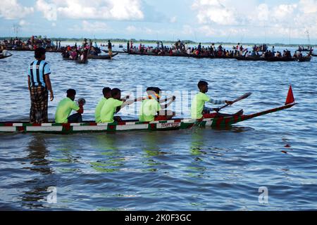 Sylhet, Sylhet, Bangladesh. 11th Sep, 2022. Bodrul Alam Boat race contest 2022 was held at Hakaluki haor in the Gilasora area of Fenchuganj upazila, Sylhet, Bangladesh. Nouka Baich (Boat Race) is a traditional rowing sport of Bangladesh. The sport uses traditional Bangladeshi boats known as Nouka. Each team in a Nouka Baich (Boat Race) competition consists of 25 to 100 members. (Credit Image: © Md Akbar Ali/ZUMA Press Wire) Stock Photo