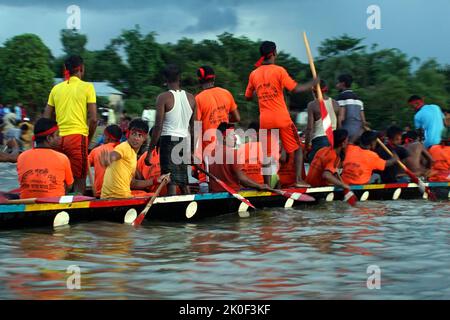 Sylhet, Sylhet, Bangladesh. 11th Sep, 2022. Bodrul Alam Boat race contest 2022 was held at Hakaluki haor in the Gilasora area of Fenchuganj upazila, Sylhet, Bangladesh. Nouka Baich (Boat Race) is a traditional rowing sport of Bangladesh. The sport uses traditional Bangladeshi boats known as Nouka. Each team in a Nouka Baich (Boat Race) competition consists of 25 to 100 members. (Credit Image: © Md Akbar Ali/ZUMA Press Wire) Stock Photo