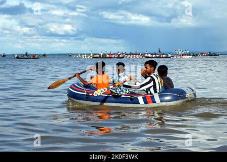 Sylhet, Sylhet, Bangladesh. 11th Sep, 2022. Bodrul Alam Boat race contest 2022 was held at Hakaluki haor in the Gilasora area of Fenchuganj upazila, Sylhet, Bangladesh. Nouka Baich (Boat Race) is a traditional rowing sport of Bangladesh. The sport uses traditional Bangladeshi boats known as Nouka. Each team in a Nouka Baich (Boat Race) competition consists of 25 to 100 members. (Credit Image: © Md Akbar Ali/ZUMA Press Wire) Stock Photo