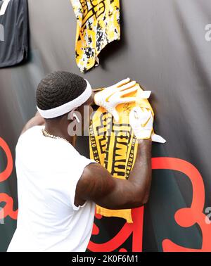 Cincinnati, Ohio, USA. Cincinnati, Ohio, USA. 11th Sep, 2022. Steven Sims (82) of the Pittsburgh Steelers autographs “TerribleTowel” to the kickoff during WEEK 1 of the NFL regular season game between the Pittsburgh Steelers and Cincinnati Bengals at Paul Brown Stadium in Cincinnati, Ohio. JP Waldron/Cal Sport Media/Alamy Live News Stock Photo