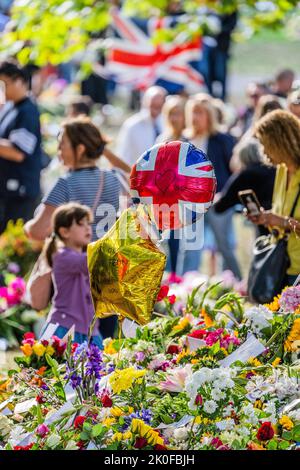 London, UK. 11th Sep, 2022. Mourners gather to see and deposit flowers and tributes in Green Park - Queen Elizabeth the second died 8th September in her Platinum Jubillee year at Balmoral Castle. Credit: Guy Bell/Alamy Live News